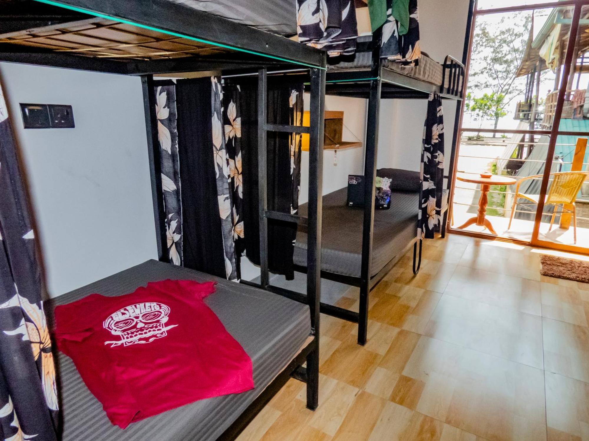 Surf & Party Weligama Hostel Ngoại thất bức ảnh